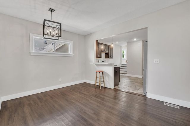 737 Grant Street, Bettendorf, IA 52722