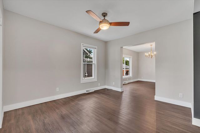 737 Grant Street, Bettendorf, IA 52722
