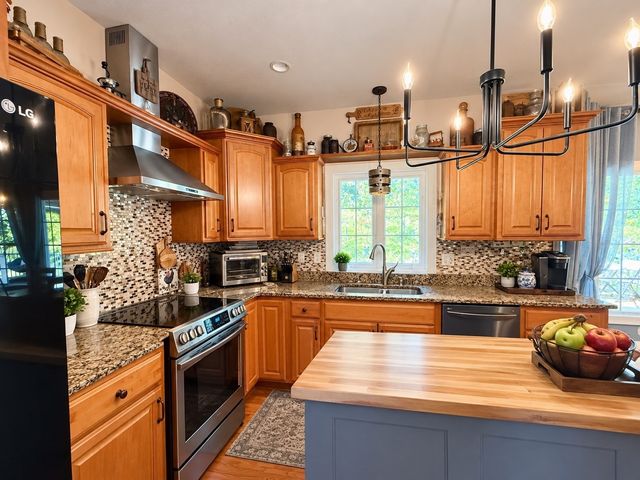 41 Plumtree Way, Agawam, MA 01030
