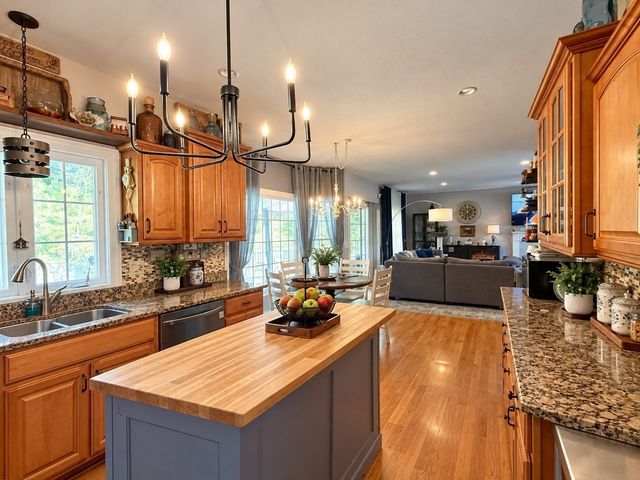 41 Plumtree Way, Agawam, MA 01030