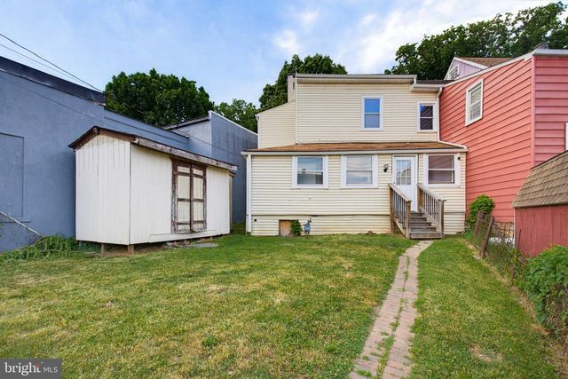 18 LANCASTER AVE, Columbia, PA 17512