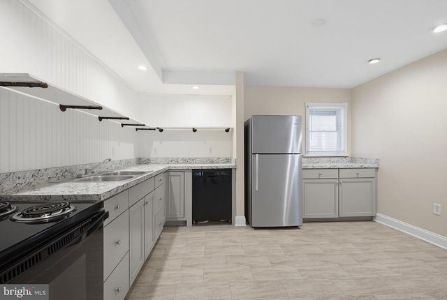 18 LANCASTER AVE, Columbia, PA 17512
