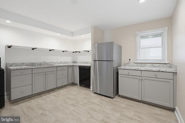 18 LANCASTER AVE, Columbia, PA 17512