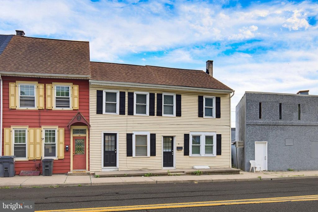 18 LANCASTER AVE, Columbia, PA 17512