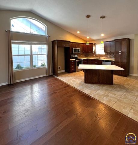 5514 SW Cantabella ST, Topeka, KS 66614