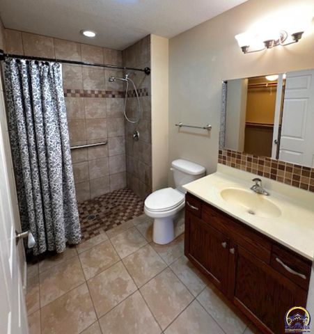 5514 SW Cantabella ST, Topeka, KS 66614