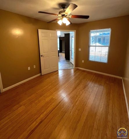 5514 SW Cantabella ST, Topeka, KS 66614