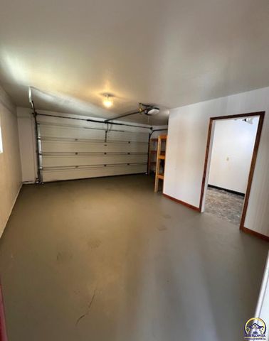 5514 SW Cantabella ST, Topeka, KS 66614