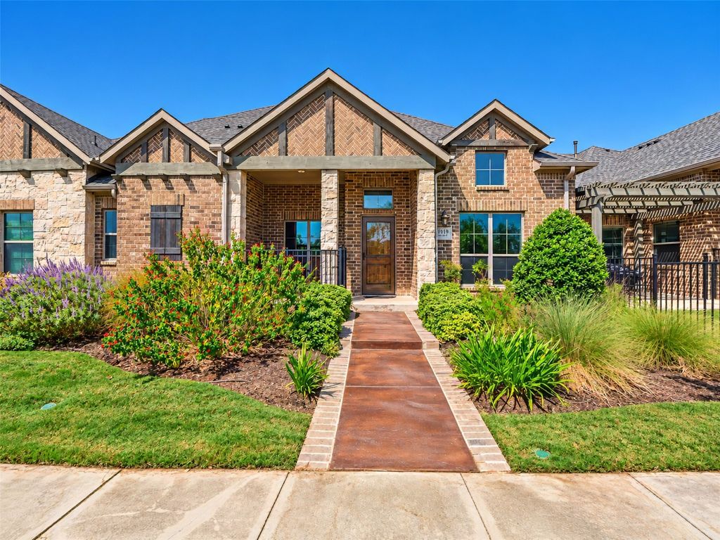 919 Birds Fort Trail, Arlington, TX 76005