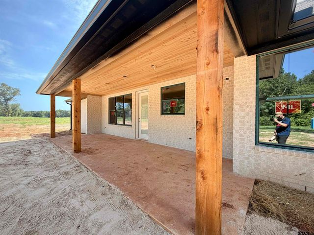 404 Small Oaks Road, Kilgore, TX 75662