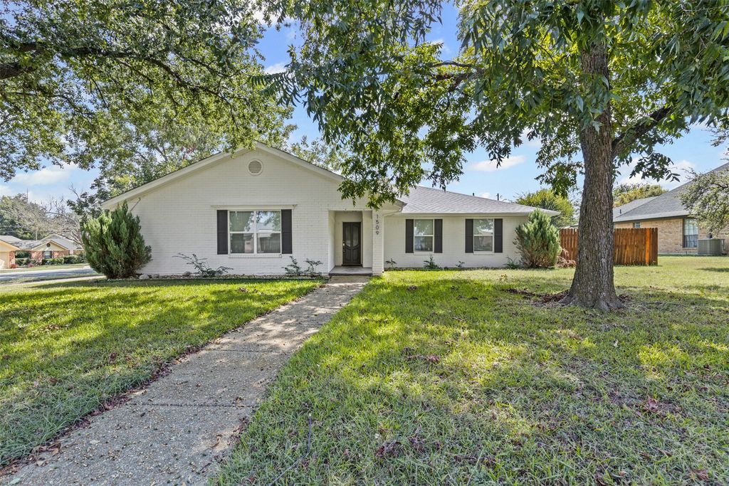 1509 Surry Place Drive, Cleburne, TX 76033