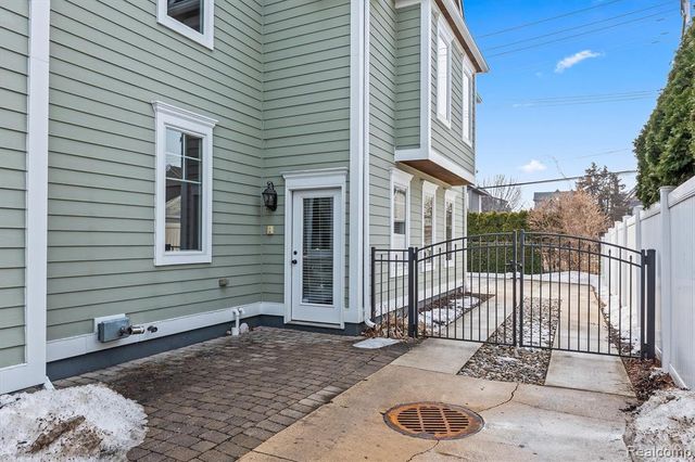 570 Pierce Street, Birmingham, MI 48009