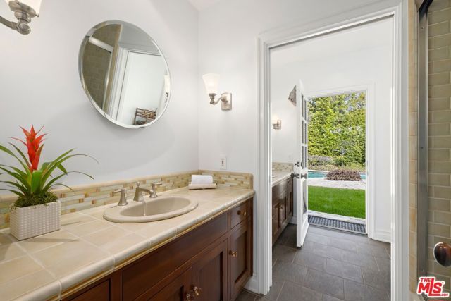 360 S Anita Avenue, Los Angeles, CA 90049