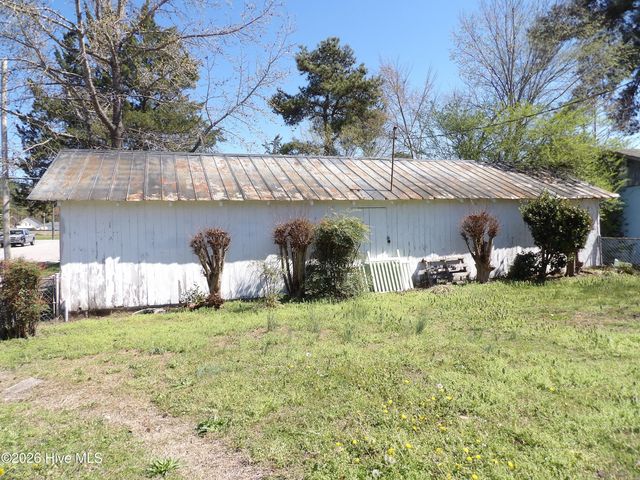 201 E Thompson Avenue, Stantonsburg, NC 27883