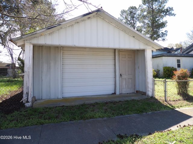 201 E Thompson Avenue, Stantonsburg, NC 27883