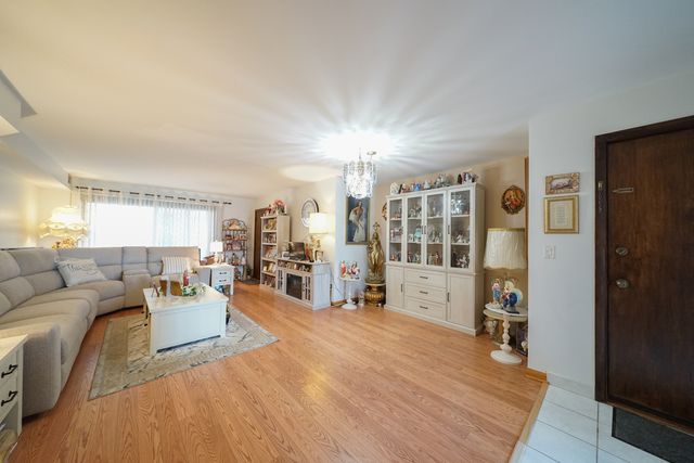 7604 W Lawrence Avenue 1B, Harwood Heights, IL 60706