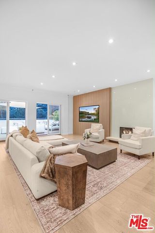 8755 Skyline Drive, Los Angeles, CA 90046