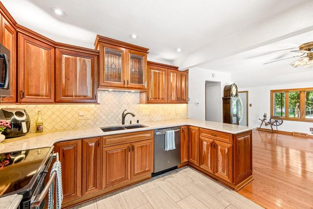 1538 3rd STREET, Delafield, WI 53018