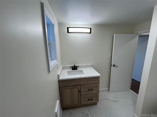 1 Walnut Park Lane, Milton, NY 12547