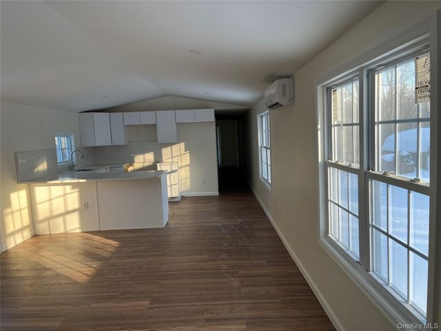 1 Walnut Park Lane, Milton, NY 12547