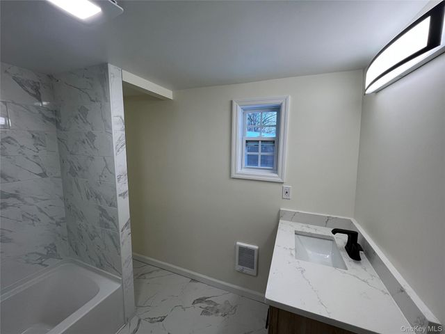 1 Walnut Park Lane, Milton, NY 12547