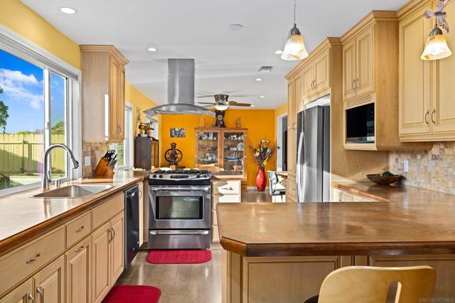 9464 Telkaif St, Lakeside, CA 92040