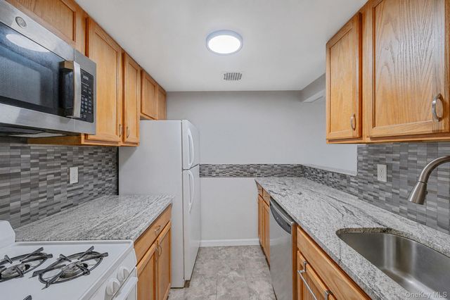 380 Fulton Street G2, Farmingdale, NY 11735