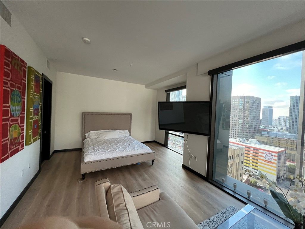 Image 4 of property listing at 655 Hope S 1605, Los Angeles, CA 90017