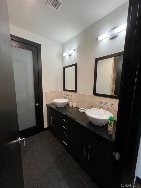 Image 6 of property listing at 655 Hope S 1605, Los Angeles, CA 90017