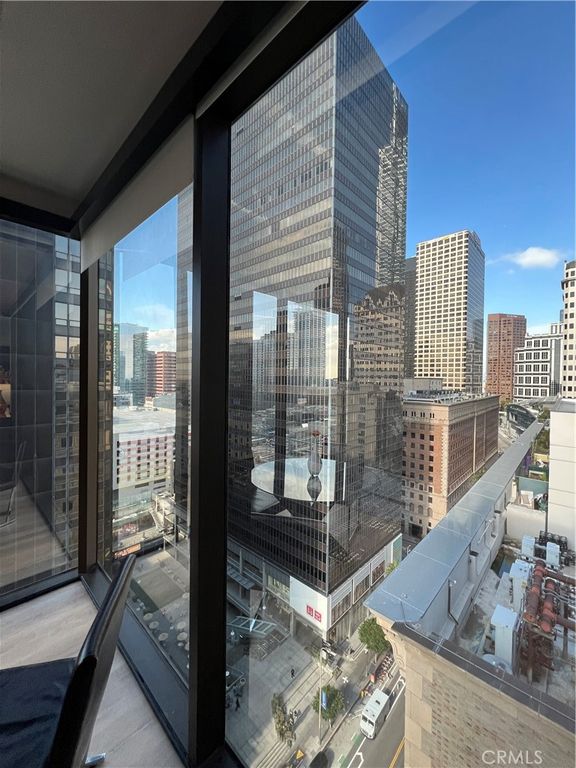 Image 7 of property listing at 655 Hope S 1605, Los Angeles, CA 90017