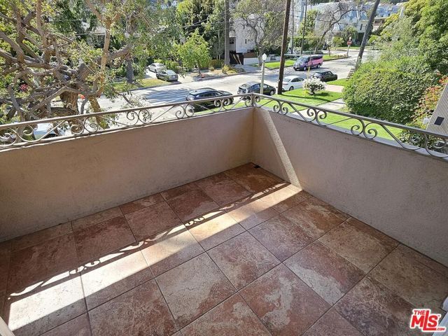 2130 N Beachwood Drive, Los Angeles, CA 90068