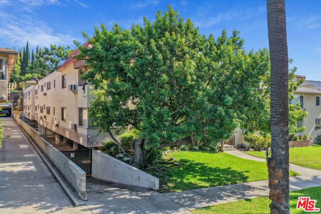 2130 N Beachwood Drive, Los Angeles, CA 90068