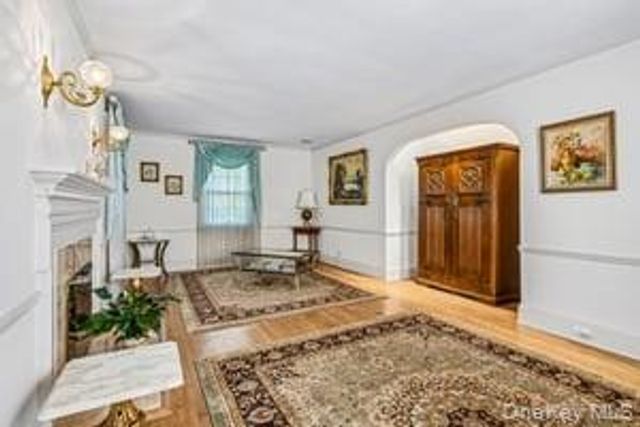 49 Ogden Avenue, East Williston, NY 11596