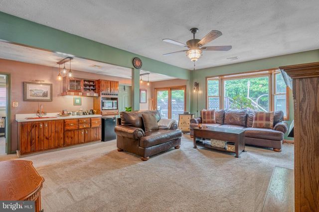 207 TWIN LAKES BLVD BLVD, Tuckerton, NJ 08087