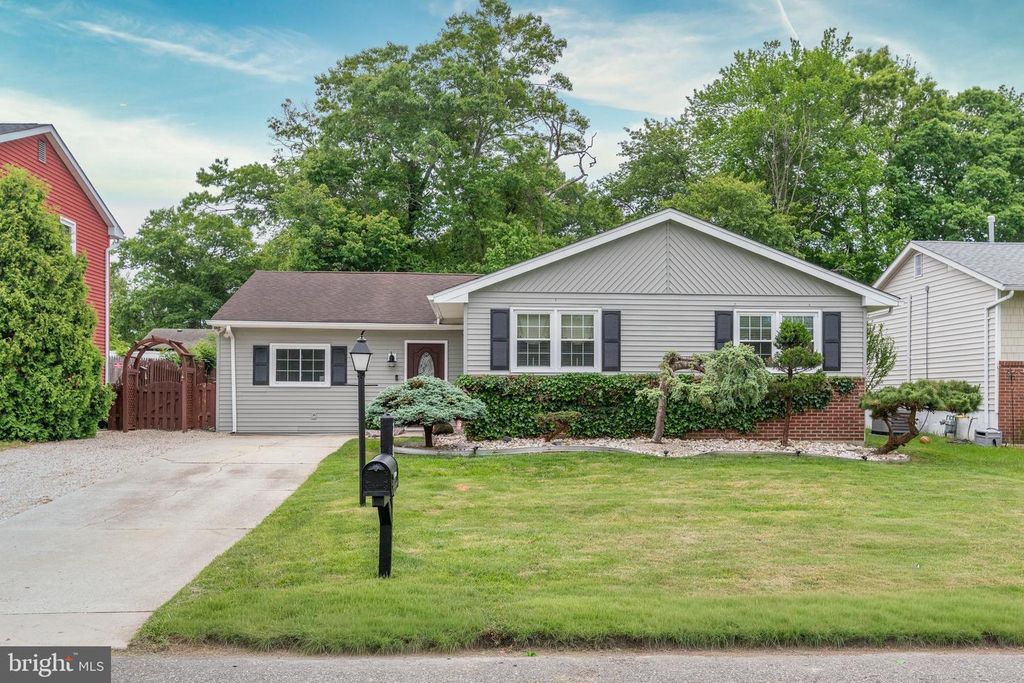 207 TWIN LAKES BLVD BLVD, Tuckerton, NJ 08087