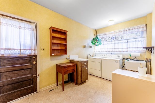 3835 W Jarlath Street, Lincolnwood, IL 60712