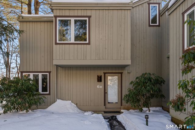 6 Lyle Court E, Farmington, CT 06032