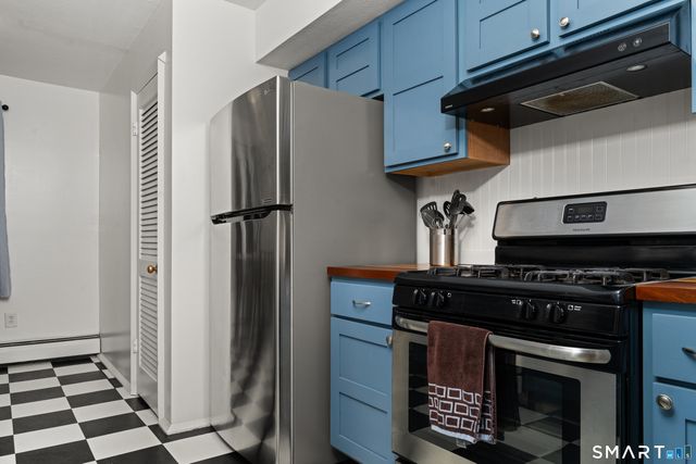 6 Lyle Court E, Farmington, CT 06032