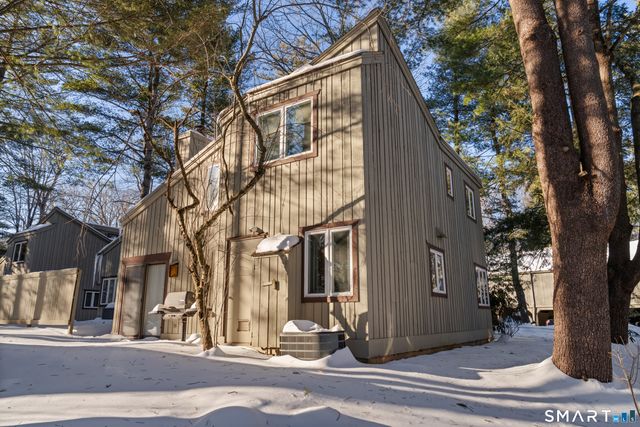 6 Lyle Court E, Farmington, CT 06032