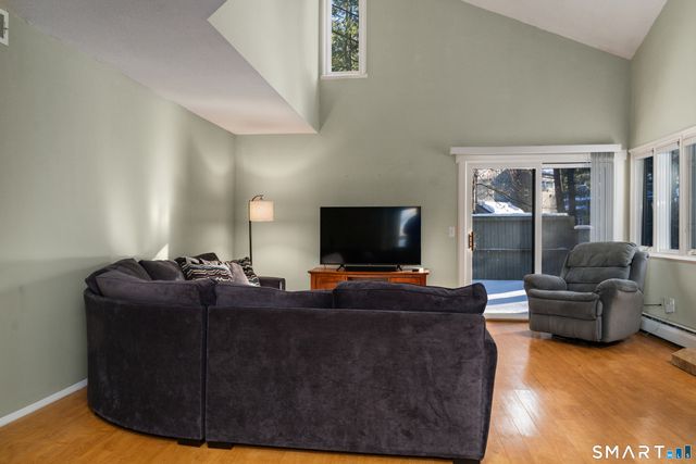 6 Lyle Court E, Farmington, CT 06032