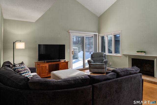 6 Lyle Court E, Farmington, CT 06032