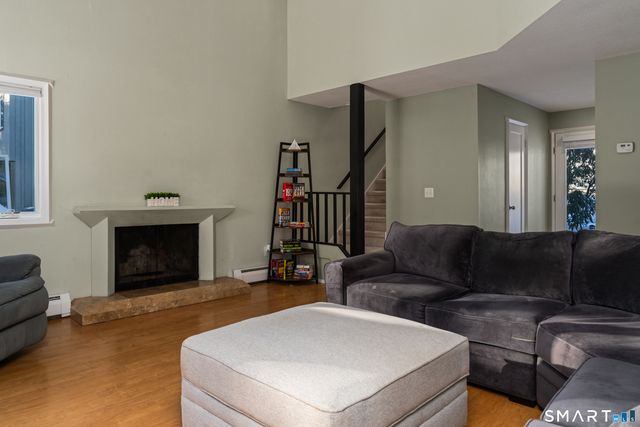 6 Lyle Court E, Farmington, CT 06032