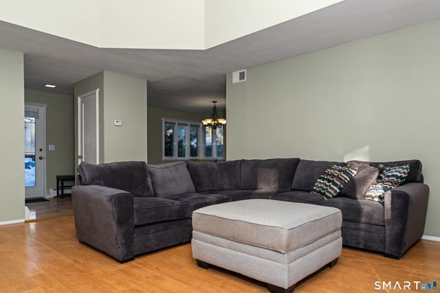 6 Lyle Court E, Farmington, CT 06032