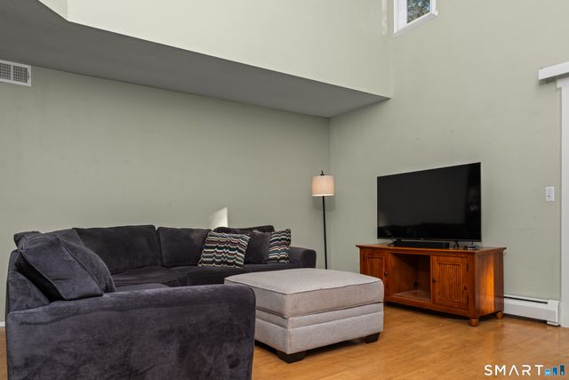 6 Lyle Court E, Farmington, CT 06032