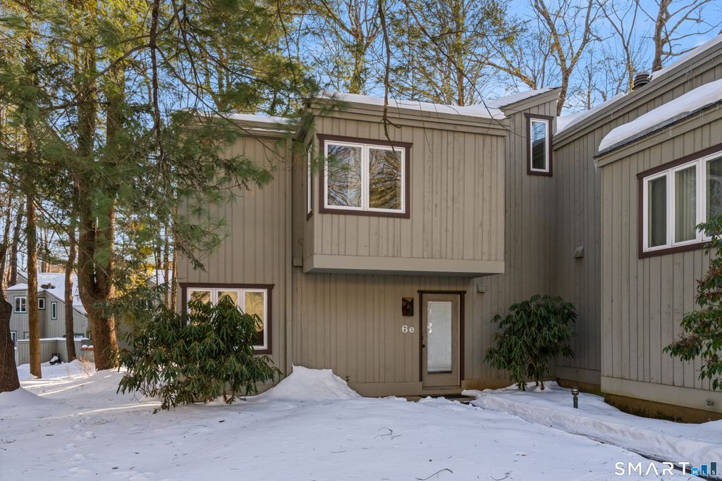 6 Lyle Court E, Farmington, CT 06032