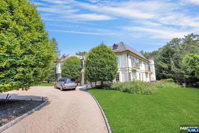 186 Hoover Drive, Cresskill, NJ 07626