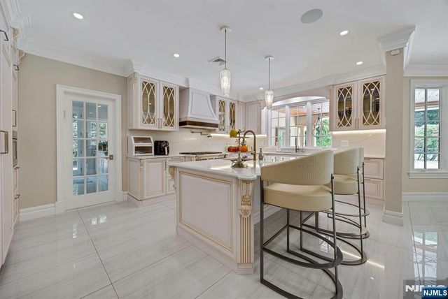 186 Hoover Drive, Cresskill, NJ 07626