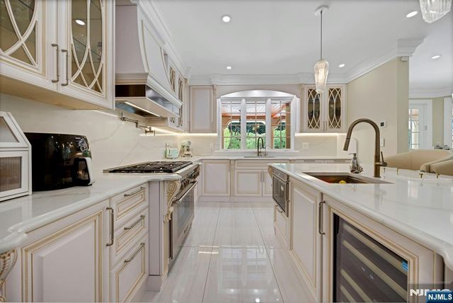 186 Hoover Drive, Cresskill, NJ 07626