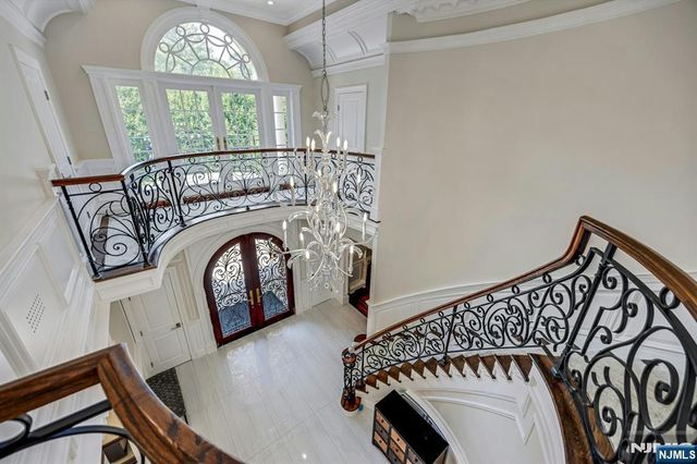 186 Hoover Drive, Cresskill, NJ 07626