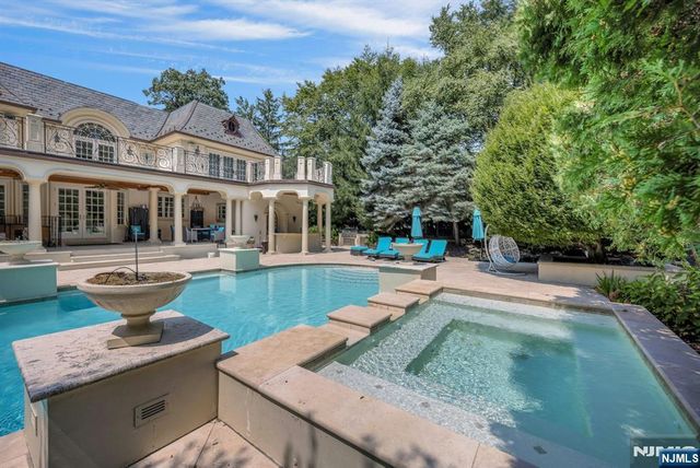 186 Hoover Drive, Cresskill, NJ 07626